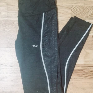 Oanvända träningstights - Snygga passformade tights från Röhnisch. Säljes på grund av att jag inte använder dem och synd låta dom ligga och ta plats. 