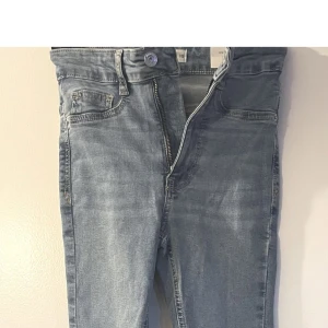 Oanvända jeans - Jeans från gina tricot. En utav deras vanligaste modeller på jeans.  