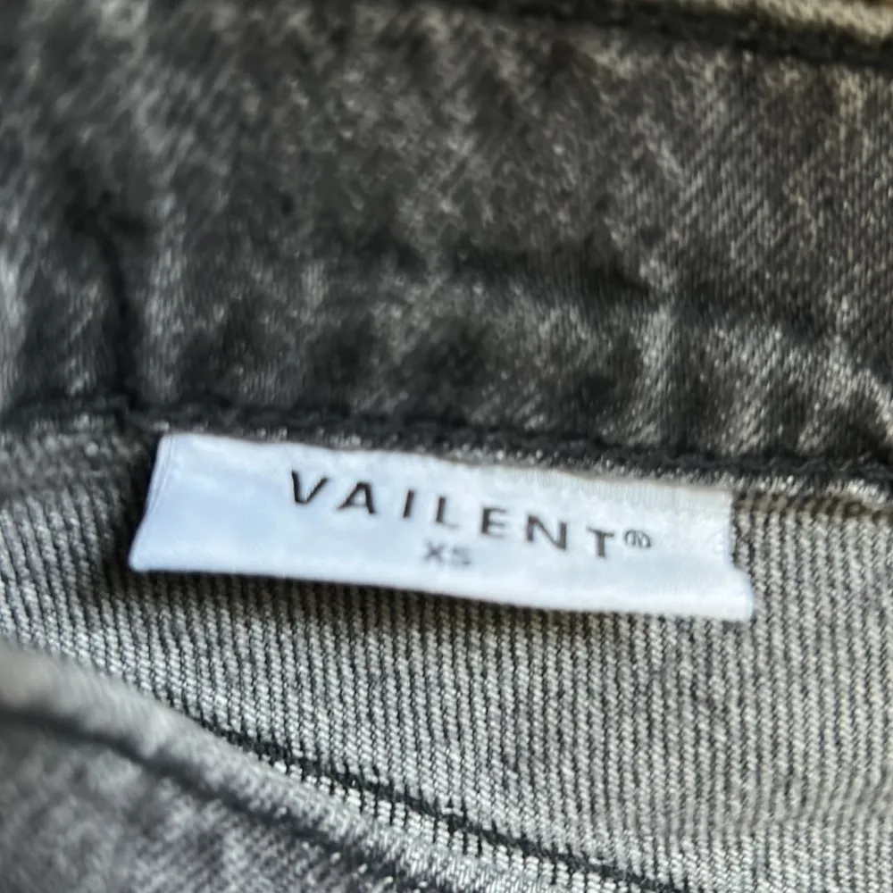 Ett par svarta baggy jeans  Använda typ 3 gånger Säljer för jag har växt ur dem Kan mötas upp runt Hudiksvall . Jeans & Byxor.
