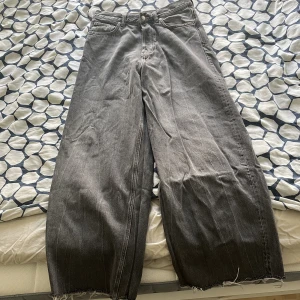 Astro byxor 28/32 - Baggy weekday astro byxor i storlek 28/32 uppklippta men inte jättemycket 