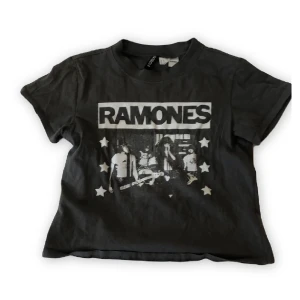 Ramones band tröja - En lite kortare tröja. Använd men i gott skick. Inga hål eller fläckar.