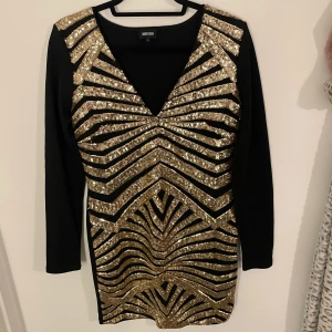 Fest klänning  - Säljer den här festklänningen/nyårsklänningen bara använd en gång🫶🏻