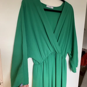 Grön klänning - Otroligt fin klänning som tyvärr förblivit oanvänd. Storlek L