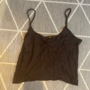 linne - brunt linne från hm. fin scrunch detalj vid urringningen. var egentligen en klänning som ja klippte .