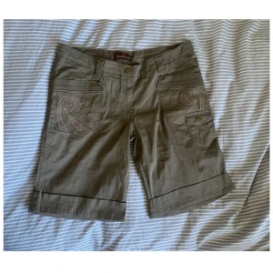 Shorts - Snygga bruna/militärgröna cargoshorts Midjemått: 92 cm Innerbenslängden: 26 cm