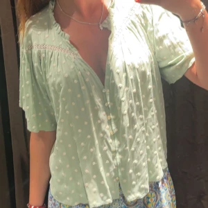 Zara topp - Fin topp/blus från Zara, köpt i Spanien förra sommaren så finns nog inte kvar❤️ 