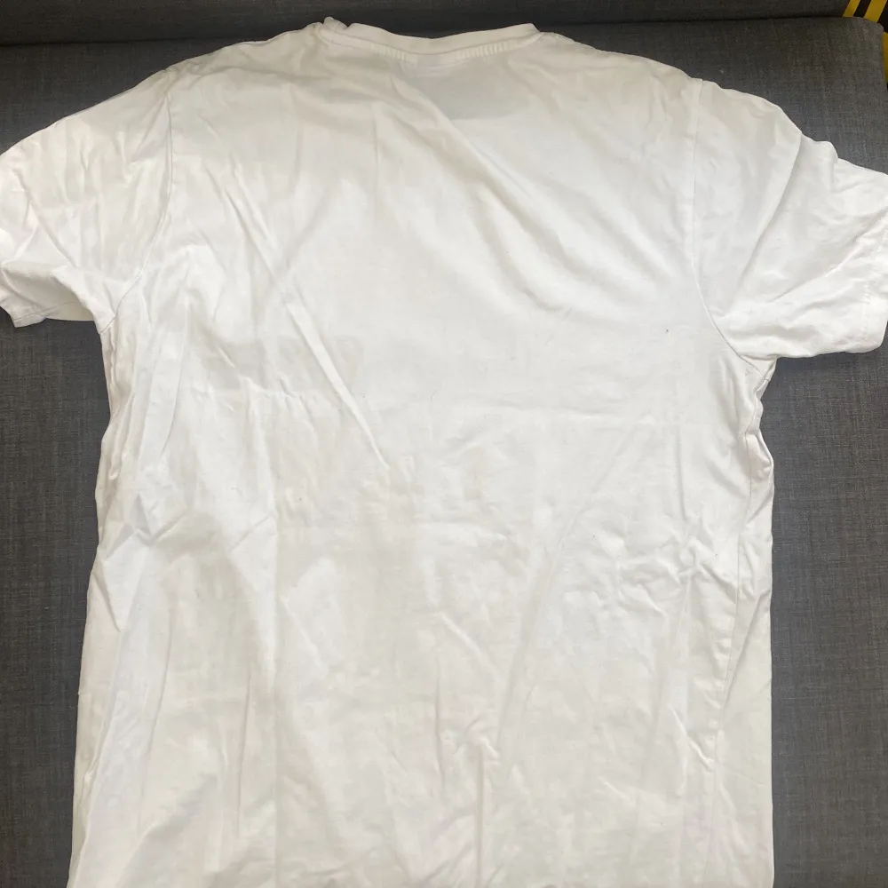 Nästan helt oanvänd vit t shirt  Jag står för tvättning och strykning innan leverans. Tunn men inte genomskinlig  Kan gå ner i pris vid snabb affär . T-shirts.