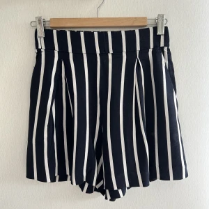 Shorts  - Blåvit randiga shorts från H&M i storlek 36. Framtill finns två lagda veck som gör benen vidare. Stretchig bred resår. Finns även två fickor. 