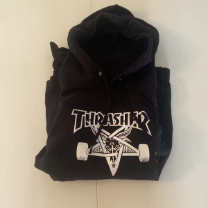 Thrasher hoodie - Svart thrasher hoodie, använd typ 3 gånger och är i perfekt bra skick,  Prisk kan diskuteras vid snabb affär. Storlek S