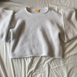 Stickad vit tröja - Säljer denna stickade tröja, då den är förliten och inte kommer till användning. Nypris 249kr. Vid intresse kontakta mig.