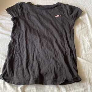 Tröja - Säljer denna Basic tröja med broderad text. Vid intresse kontakta mig.