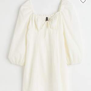 Naturvit klänning i storlek 32/xxs från H&M. Endast använt en gång, inga defekter. Ord.pris 299kr