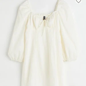 Vit klänning - Naturvit klänning i storlek 32/xxs från H&M. Endast använt en gång, inga defekter. Ord.pris 299kr