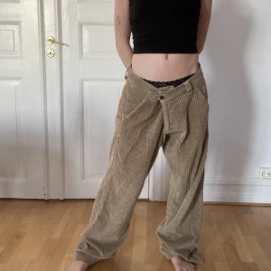 Manchesterbyxor - Manchesterbyxor i beige/ljusbrun färg. Baggy å lågmidjade oavsett storlek mellan s-L.