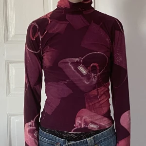 Polotröja - Rosa polotröja med coolt tryck! Från humana köpt för ngn månad sen.