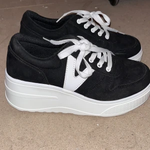 Höga sneakers - Höga Vox sneakers, aldrig använd. Storlek 39. 