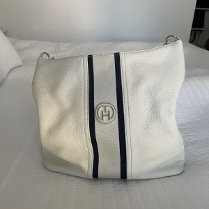 Tommy Hilfiger väska - Supersnygg väska ifrån Tommy Hilfiger i skinn, fint skick. Väskan har ett flätat axelband som går att ha på axeln eller att bära i handen🫶🏼 Så fräsch till sommaren💓