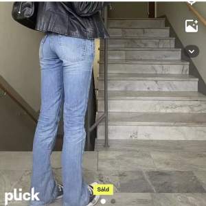 INTE SÅLDA❗️Säljer dessa jätte snygga levi’s jeans köpa här på Plick!💓tyvärr var dom lite små för mig så säljer vidare. Men passar mig i längden som är 169. Levi’s jeans bootcut Strl 26/34 Frakt:69kr💖kom privat för fler frågor!🙌