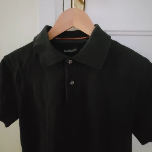 Pike marin Herr stl.S - Marinblå pikétröja stl.S herrstorlek. Bomull. Inga fel men lite solblekt på kragen. Bagagnad, secondhandfynd!