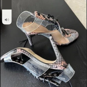 Klackskor  - Säljer ett par klackar, perfekt höjd. de är bekväma och använda bara en gång. Storlek 37. 