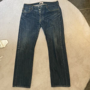 JEANS - LEVI’S MEN 501 ’90S jeans straight leg med knappgylf. 