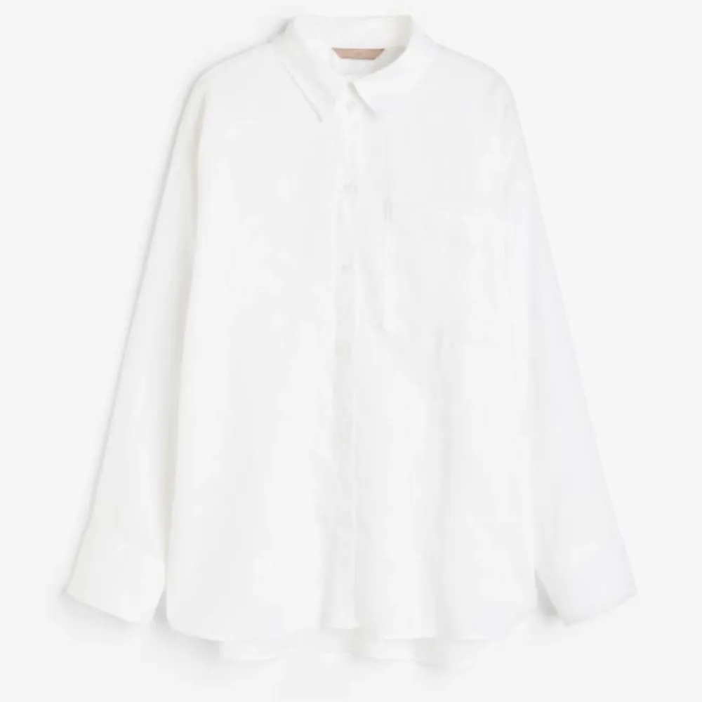 En vit basic skjorta i nyskick köpt på hm, ganska stor i storleken. Lånade bilder men av samma skjorta från hms hemsida🤍. Skjortor.