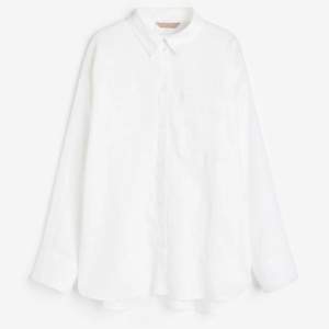 En vit basic skjorta i nyskick köpt på hm, ganska stor i storleken. Lånade bilder men av samma skjorta från hms hemsida🤍