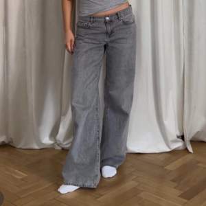 Snygga lågmidjade och loose fit jeans 💜 Bra skick, storlek 36