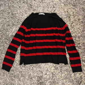 Svart röd tröja - Den är i väldigt bra skick. Storleken är L men funkar för S, blir bara lite oversized. 