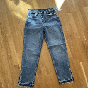 Jeans  - Aldrig använda, köpta för 299kr säljer direkt för 150kr. Storlek 40 men passar en 38 mer 