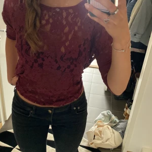 Vinröd spetstopp - Säljer denna skitsnygga vinröda spetstopp från Vila i strl xs/s. Aldrig använd, bara testad på.😍😍