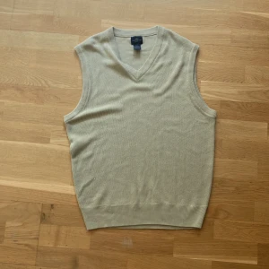 Beige stickad väst - Beige stickad väst från dockers. Storlek L, säljer eftersom jag inte använder. DM för fler bilder.