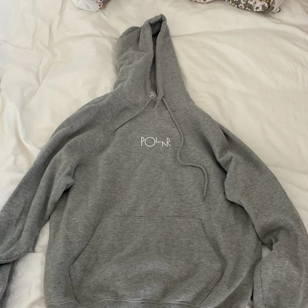 Polar skate co hoodie i färgen grå, skit snygg och skön, nästan splitter ny bara använd 2 gånger  Ny pris 950kr Cond: 10/10. Hoodies.