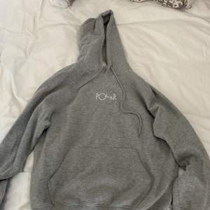 Polar skate co hoodie i färgen grå, skit snygg och skön, nästan splitter ny bara använd 2 gånger  Ny pris 950kr Cond: 10/10