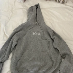 Polar Hoodie - Polar skate co hoodie i färgen grå, skit snygg och skön, nästan splitter ny bara använd 2 gånger  Ny pris 950kr Cond: 10/10