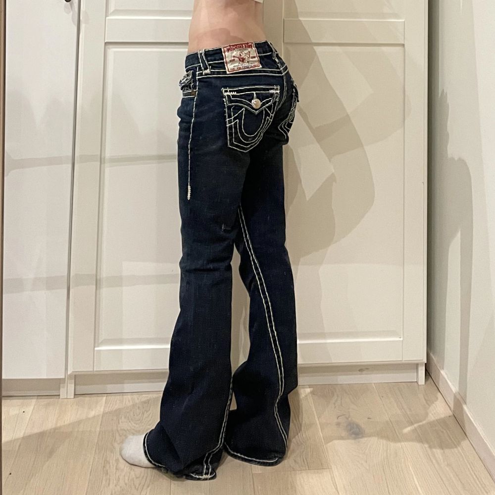 Snygga jeans från True religion med låg midja och bootcut💓midja ca 85 cm o innerben 85 cm. Jeans & Byxor.