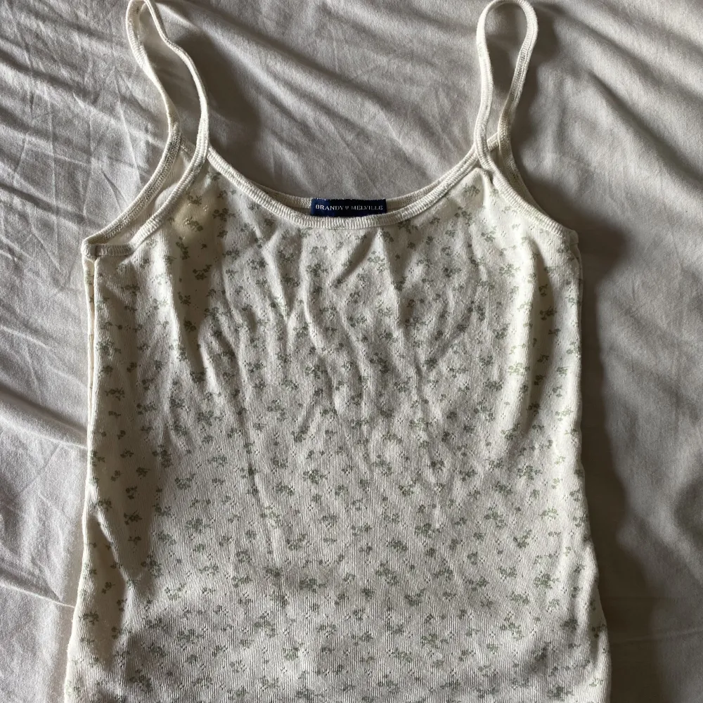 Säljer nu denna söta brandy Melville topp, köpt förra sommaren. Har typ aldrig använt och i väldigt bra skick. . Toppar.