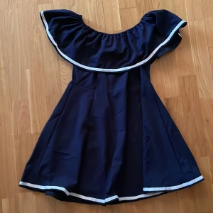 Gullig klänning XS/S - Gullig klänning i marinblått och vita ränder, knappt använd 😅bara axlar. Lite stor på mig som XS därför skulle det nog funka som S också :) 