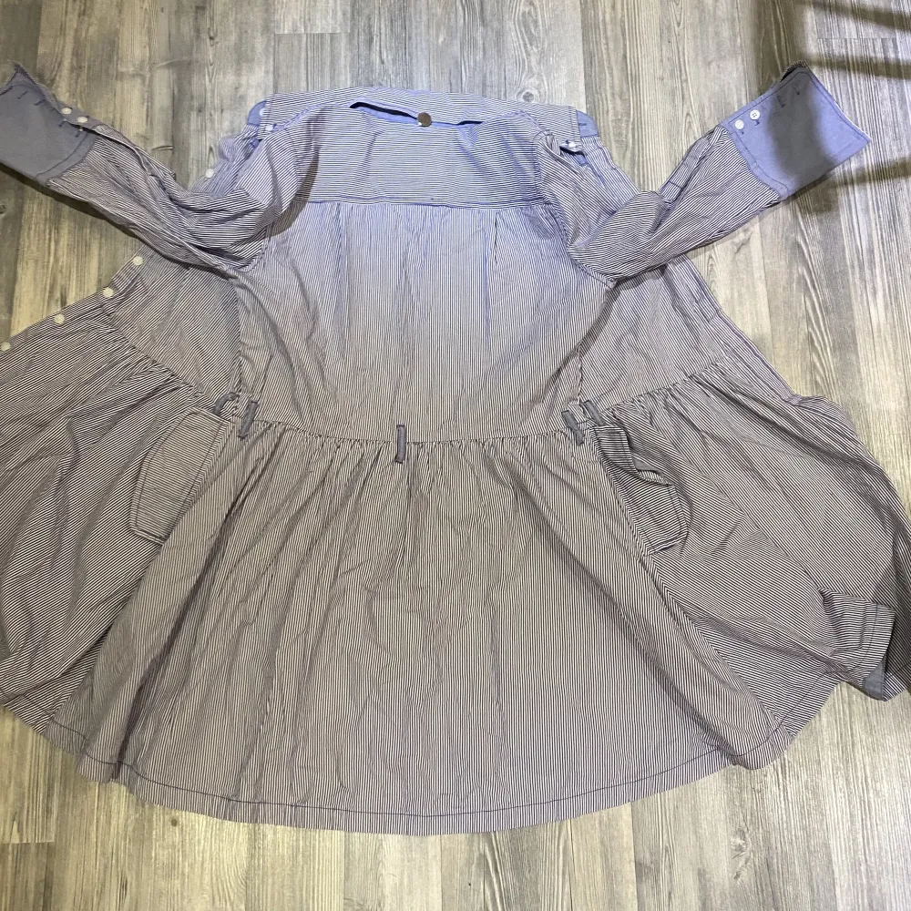 Skitcool klänning från Superdry Vintage i strl L. Köpt från sellpy för 250kr aldrig använd, provad en gång och säljs eftersom den är alldeles för liten för mig. Den har fickor och lätt utsvängt nederdel!. Klänningar.