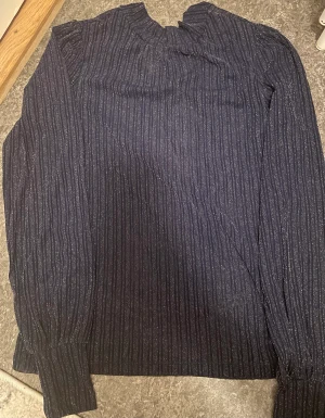 Mörk blå genomskinlig tröja - Har den i svart också.  Helt nytt utan tag. 50kr för en. 