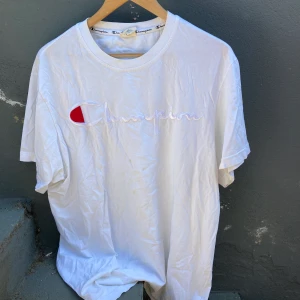 Champion T-shirts - Båda för 220 kr, loose fit och skön bomull!