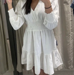 Vit klänning  - LÅNAD BILD. Superfin klänning från Zara i väldigt bra skick 