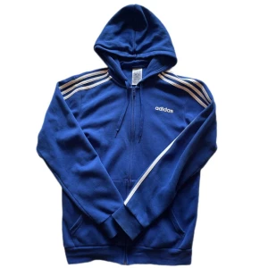 adidas zipper - (lägger ut igen)  Superfint skick! Mansstorlek är S så skulle säga M-L i Dam. Skriv för bild på! 