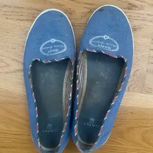 Ett par gant espadrillos. Använda att antal gånger och säljer då de blivit för små. De passar jätte bra till sommaren och är jätte bekväma. Dessa är i stl 38.