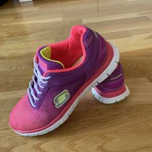 Skechers memory foam damskor - •Färgglada Skechers skor i mycket bra skick med memory foam innersula •Memory Foam-innersula ger otrolig komfort och stöd genom att forma sig efter dina fötter, vilket ger dig en bekväm och mjuk känsla oavsett hur långt du går