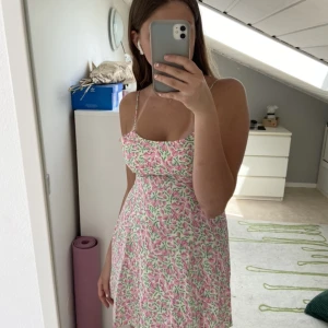 Zara klänning - Säljer denna super söta sommar klänning från zara. Använd få gånger och därför i mycket bra skick. Köparen står för frakt. Storlek M men passar mig som är S.