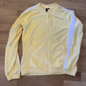 Kofta - Tunn och superskön :) Sår storlek 158-164 men når till tummknölen på mig som är ca 166, så skulle säga st S