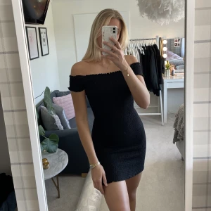 Klänning smock - användbar och snygg klänning i smock från Gina. Klännningen har släppt lite i sömnen på några få ställen, men det är inget man tänker på. Kan skicka bild på detta om så önskas🫶🏼