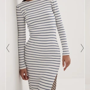 Randig maxiklänning med djup rygg - Intressekoll! Randig maxiklänning med djup rygg från na-kd. Slutsåld på hemsidan. Nypris 599kr, Aldrig använt den!