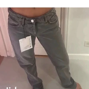 Grå jeans,, zara  - Gråa zara jeans i storlek 40 (Lånad bild)